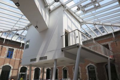 Un cube sur six colonnes inclinées met en lumière une conception audacieuse